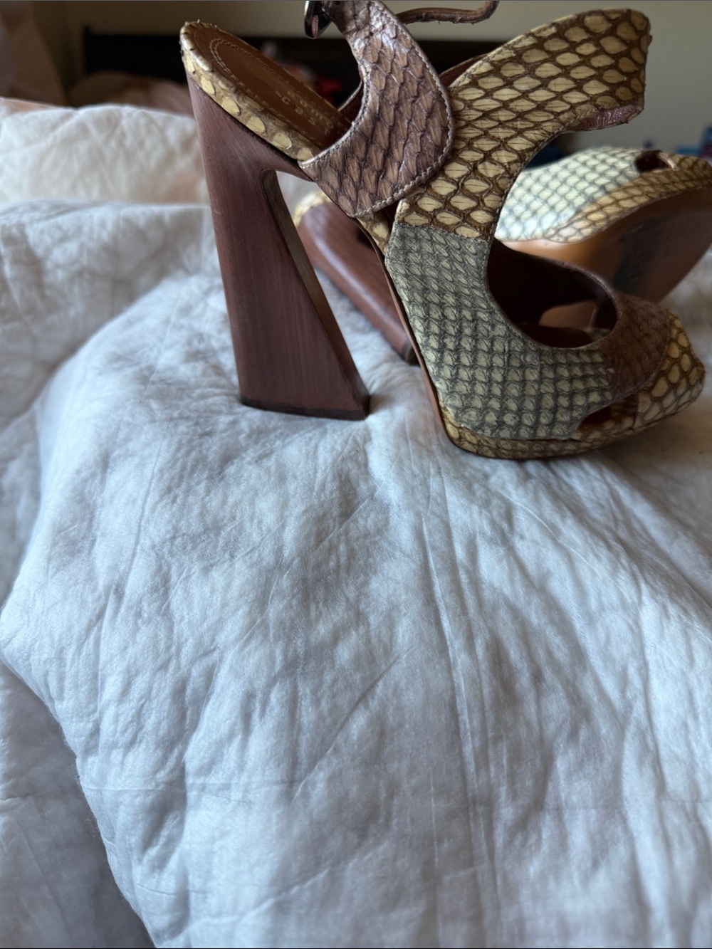 Edmundo Castillo Open-Toe Python-Pattern Heels in Gold and Brown - Picture 2 of 6
